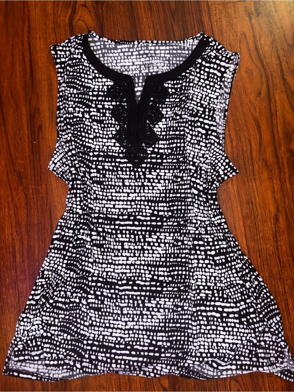 Liz Claiborne Black & White Sleeveless Patterned Blouse